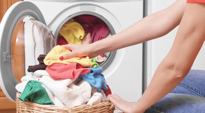 Máy giặt giặt không sạch quần áo.